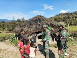 Satgas Yonif 323 Berbagi Kasih Dalam Rangka HUT Ke-79 TNI di Kampung Aminggaru