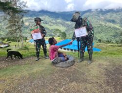 Prajurit TK Pintu Jawa Satgas Yonif 323 Berbagi Makanan dan Permen Dalam Rangka HUT Ke-79 TNI