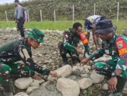 Pupuk Sinergitas Satgas TNI, Kesatria Mayangkara Bangun Gereja Bersama Personel Kodim 1706/Nduga