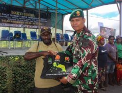 Satgas Yonif 503 Kostrad Bersama Aparat Keamanan Kabupaten Nduga Bagikan 1.000 Paket Sembako