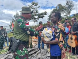 Hadiah Hari Ulang Ke-79 TNI dari Satgas Pamtas Mobile Yonif 509 Kostrad di Sugapa, Intan Jaya