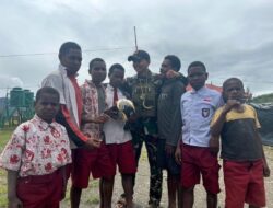 Satgas Yonif 509 Kostrad Tk Koper Berikan Bantuan Bola Dari Kasad Untuk Anak-Anak Di Intan Jaya