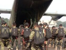 Pen  10 Penerjun Brigif 3  Kostrad Hiasi Langit Monas dalam Rangka HUT Ke-79 TNI