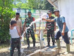 Dansatgas Saksikan Senyum Bahagia Warga Paloh Punti Melihat Derasnya Air Sumur Bor.