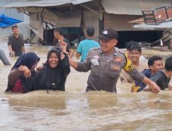 Polsek Seruway Sigap Bantu Warga Akibat Tanggul Sungai Jebol