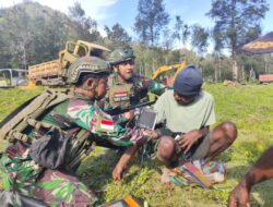 Hadir untuk Masyarakat, Satgas Yonif 323 Laksanakan Komsos dan Pelayanan Kesehatan