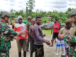 Kesatria Mayangkara Peduli Sesama, Bagikan Air Mineral Kepada Masyarakat di Pelabuhan Amor