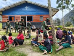 Usai Ibadah Minggu, Satgas Yonif 323 Kostrad Berbagi Nasi Bungkus dan Makan Bersama Jemaar Gereja Santa Sisilia