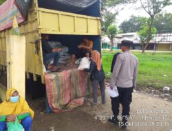 Personil Polsek Rantau Monitoring Dan Pengamanan Penyaluran Bantuan Beras Alokasi Bulan Oktober