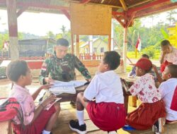 Prajurit Yonif 501 Kostrad Gelar Bimbingan Belajar di SD Kampung Sorry