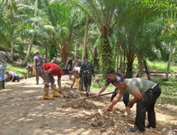 Percepat Pengerjaan Jalan, Warga Paloh Punti Bantu Satgas TMMD Ratakan Jalan.