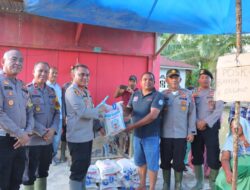 Kasatlantas Mobilisasi Rombongan Kapolres Aceh Tamiang Salurkan Bansos kepada Korban Banjir Seruway