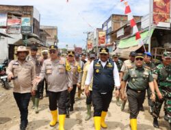 Kapolres Aceh Tamiang Dampingi Kapolda Tinjau Lokasi Banjir di Seruway