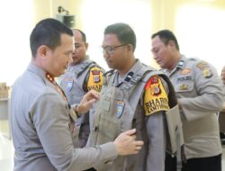 Kapolres Pidie Jaya Serahkan Rompi Anti Sayat dan Senter: Perkuat Bhabinkamtibmas dengan Pendekatan TANGGUH