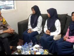 Polisi Di Sidang Anak Sekolah.