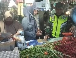 Kunjungi Pasar Tradisional Babinsa Pastikan Stabilitas Harga Sembako Masih Stabil
