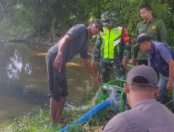 Melalui Program Pompanisasi, Babinsa Koramil 02/Karang Baru Bantu Petani Mengairi Sawah