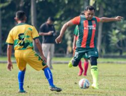 Pangkostrad Letjen TNI Mohamad Hasan Ciptakan Kebersamaan Melalui Sepak Bola, Cetak Dua Gol untuk Kemenangan Timnya