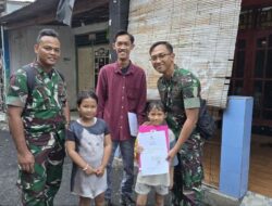 Yonkov 1 Kostrad Menyerahkan Akta Kelahiran Kepada Masyarakat