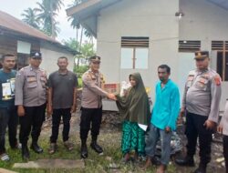 Jumat Berkah, Kapolsek Peureulak Serahkan Bantuan kepada Korban Kebakaran di Paya Lipah