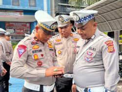 Antisipasi Judi Online, Kasat Lantas Bireuen Periksa HP Personel