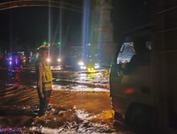 Sat Lantas Polres Pidie Jaya Sigap Atur Lalu Lintas di Lokasi Banjir untuk Cegah Kemacetan dan Laka Lantas