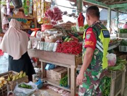Babinsa Kota Kuala Simpang Terjun Langsung Ke Pasar Tradisional Untuk Cek Harga Sembako