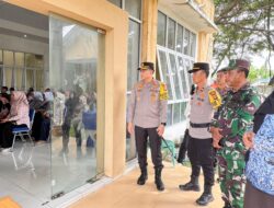 Babinsa Cek Ketersediaan Pupuk Pertanian Di Panton Labu.