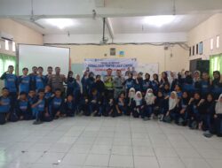 Aipda Sumohardo Anggota Unit Lantas Polsek Pondok Gede Sosialisasi Kamseltibcarlantas Pada Siswa SMAN 16 Bekasi.