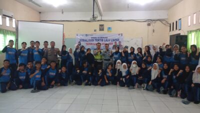 Aipda Sumohardo Anggota Unit Lantas Polsek Pondok Gede Sosialisasi Kamseltibcarlantas Pada Siswa SMAN 16 Bekasi.