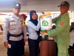 Bhabinkamtibmas Jatibening Baru Aiptu H.Panjaitan Monitoring Pembagian Beras Kemensos.