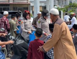 Polwan Polres Pidie Jaya Wujudkan Kepedulian Melalui Aksi Jum’at Berkah di Mesjid At-Taqwa