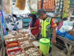 Untuk Menjaga Stabilitas Harga Di Pasar Tradisional Babinsa Sungai Liput Monitoring Harga Sembako