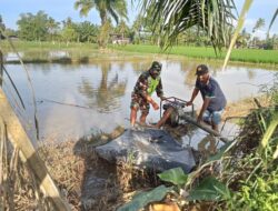 Sukseskan Ketahanan Pangan Babinsa Dampingi Petani Operasikan Mesin Pompa Air