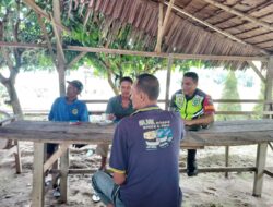 Babinsa Komsos Dengan Warga Dan Pantau Wilayah Binaan