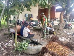 Babinsa Jalin Komsos Bersama Petani Sawit Warga Desa Binaan
