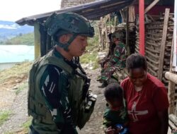 Satgas Yonif 323 Kostrad Perkuat Kepedulian dengan Layanan Kesehatan di Pedalaman Papua