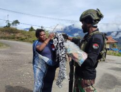 Satgas Yonif 509 Kostrad Gelar Patroli dan Berbagi Pakaian Baru untuk Warga