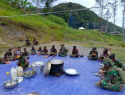 Prajurit Buaya Putih Kostrad Gelar Makan Siang Bersama Masyarakat Kampung Wombru