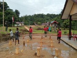 Satgas Yonif 501 Kostrad Bersama Masyarakat Laksanakan Aksi Bersih Kampung dan Pengobatan Gratis