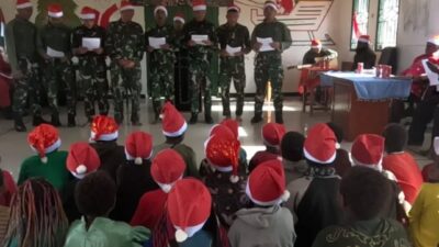 Prajurit Yonif 323 Kostrad Rayakan Natal Bersama Masyarakat Kampung Wako
