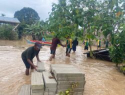 Satgas Pamtas Yonarmed 11 Kostrad Bantu Pemindahan Material Pembangunan Gereja Terdampak Banjir