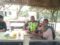 Komsos Di Warung Kopi, Babinsa Koramil 04/Bendahara Himbau Warga Turut Peduli Tentang Menjaga Kamtibmas