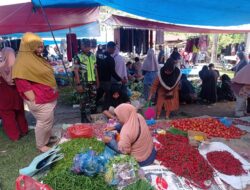 Babinsa Koramil 07/Kjm Mengecek Harga Sembako Wilayah Binaan