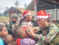 Prajurit Yonif 323 Kostrad Rayakan Natal Bersama Warga Sinak