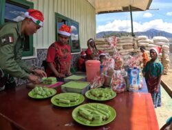 Prajurit Yonif 323 Kostrad Bagikan Resep Kue Putu kepada Warga Kampung Wako
