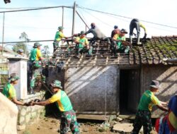 Yonif 303 Kostrad Mengelar Karya Bakti Renovasi Rumah Warga di Desa Karikil