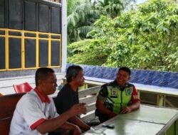 Cuaca Mendung, Babinsa Tetap Semangat Melaksanakan Giat Komsos Di Desa Binaan Bersama Warga