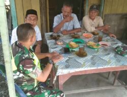 Duduk Santai Di Warung Kopi, Babinsa Koramil 02/Karang Baru Bincang-Bincang Bersama Warga