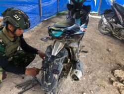 Prajurit Satgas Yonif 323 Kostrad Perbaiki Kendaraan Warga